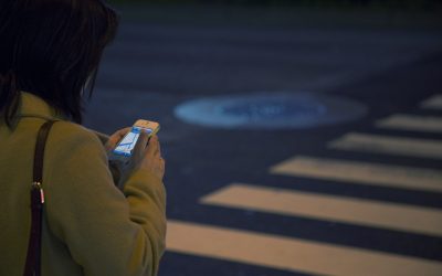 Usar o celular enquanto caminha pode ser perigoso para pedestres