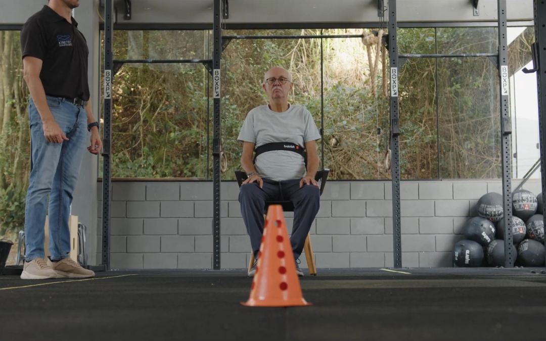 Paciente com Parkinson sendo avaliado com sensores inerciais durante teste de marcha.