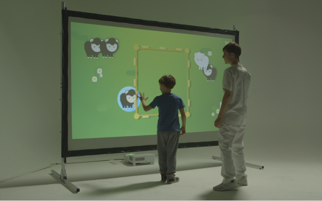 Paciente em sessão de reabilitação neurológica interage com projeção de realidade virtual do sistema Nirvana da Kinetec.
